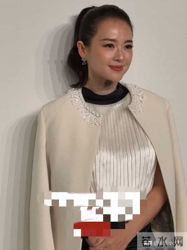 章子怡出席北京Dior之家开幕,穿米色长款外套,压轴出场大气漂亮