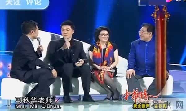 嫁大自己18岁的音乐家，丈夫葬礼却没有露面，如今儿子成她的骄傲