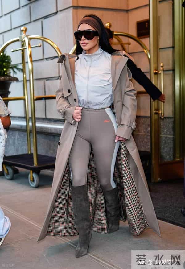 金-卡戴珊现身街头,身穿风衣搭配麂皮靴紧身裤时髦复古