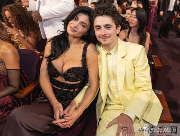 打破分手传言,甜茶高调秀恩爱,好莱坞名媛凯莉詹娜终于得手