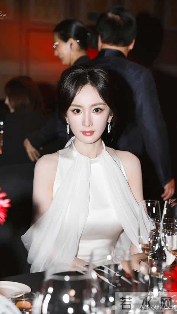 杨幂一袭白裙惊艳亮相澳门，盘发造型好温柔，粉丝快被迷晕了