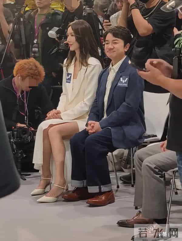 45岁王祖蓝和老婆现身香港，李亚男身材高挑美腿修长，打扮时尚！