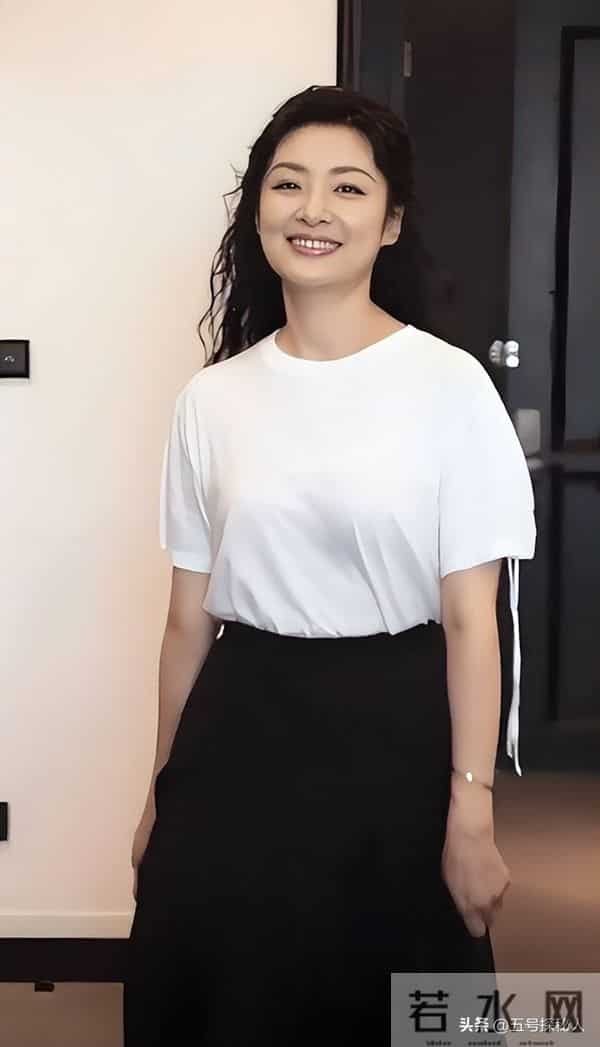 她“抛弃”前夫再嫁百亿富豪，从央视辞职8年，今56岁跨行当演员