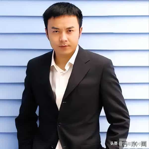 51岁汪涵现状-常年居住在长沙,穿人字拖嚼槟榔,大烟斗不离身