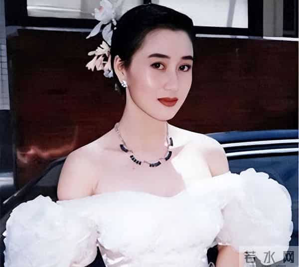 1999年，李连杰和利智结婚一脸兴奋眼神锁定，利智躲着不跟他对视