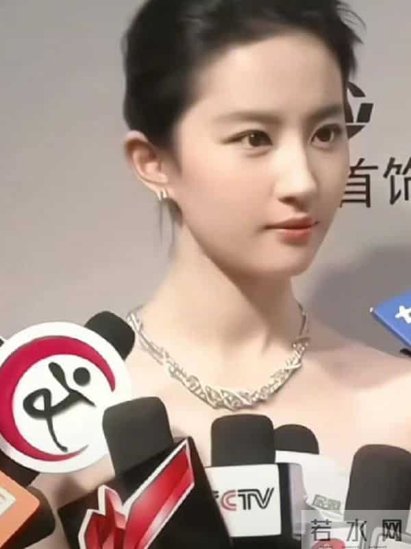 刘亦菲现身阿联酋，离开美颜滤镜，真实状态曝光，两条腿尤为吸睛