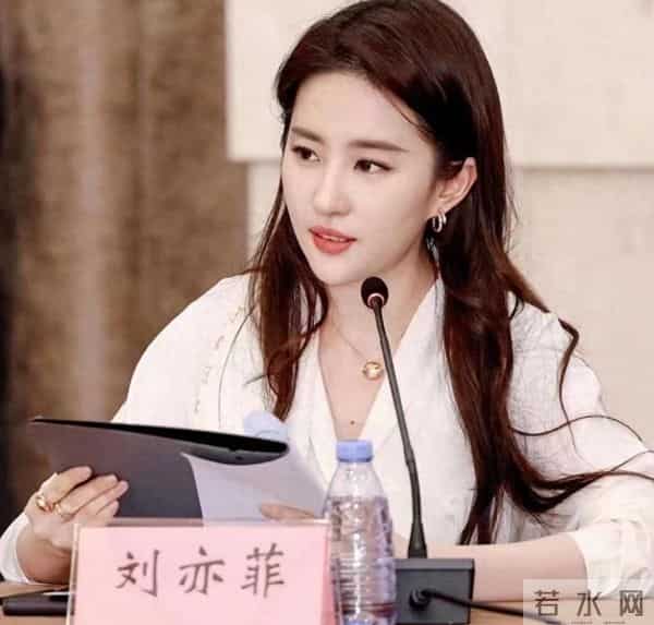 刘亦菲现身阿联酋，离开美颜滤镜，真实状态曝光，两条腿尤为吸睛