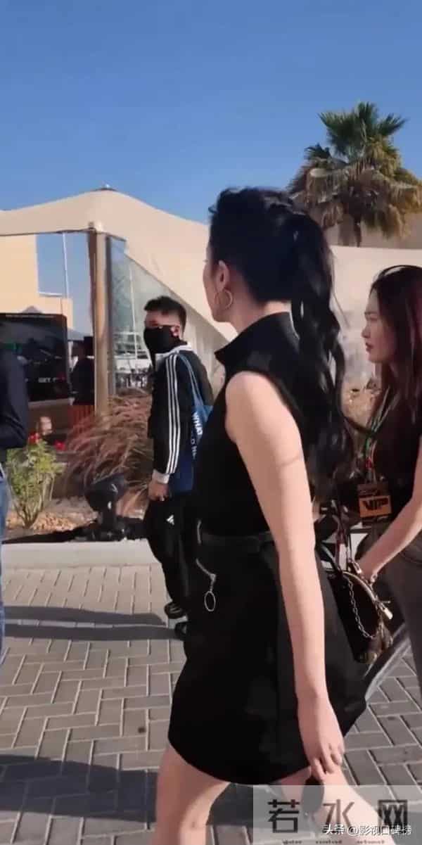 刘亦菲现身阿布扎F1赛车现场，穿一身名牌，妆容精致，颈纹很明显