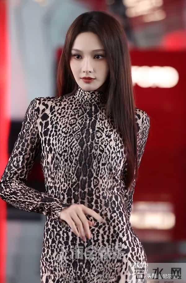 上海这一夜，搔首弄姿的彭小苒，被26岁王楚然秒了：妆再浓也白搭