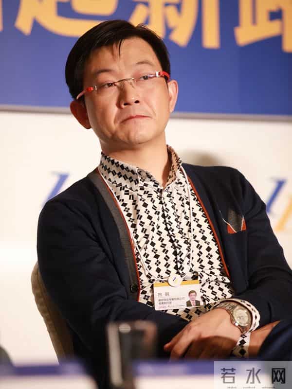 曾是上海知名主持人，辞职下海成百亿富豪，妻子还是大家熟悉的她