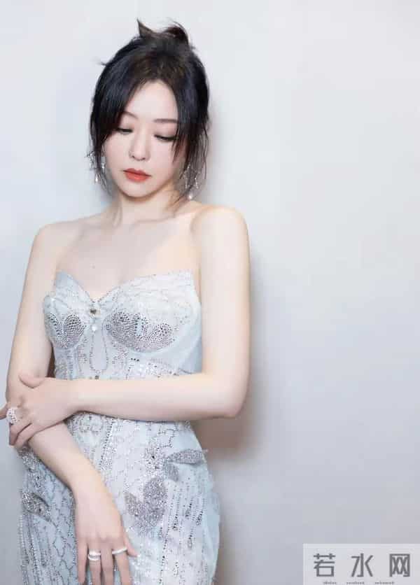 张靓颖 低胸裙