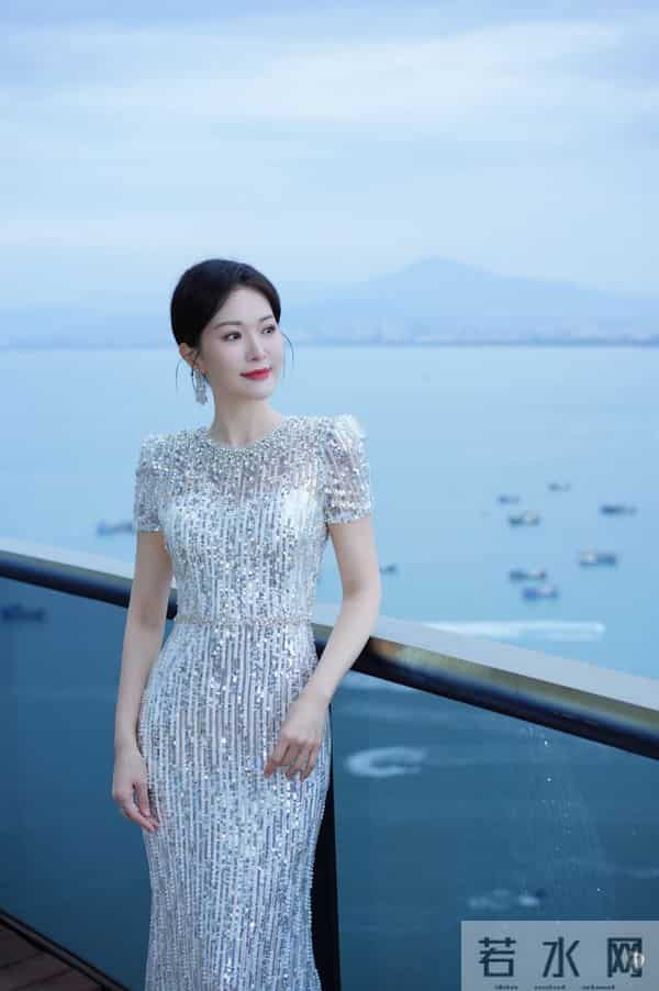 映玲亮相海南岛国际电影节,银裙主持尽显优雅