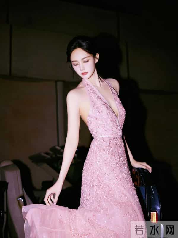 李一桐建模级美腿+慵懒纯欲感,34岁少妇韵味美到犯规