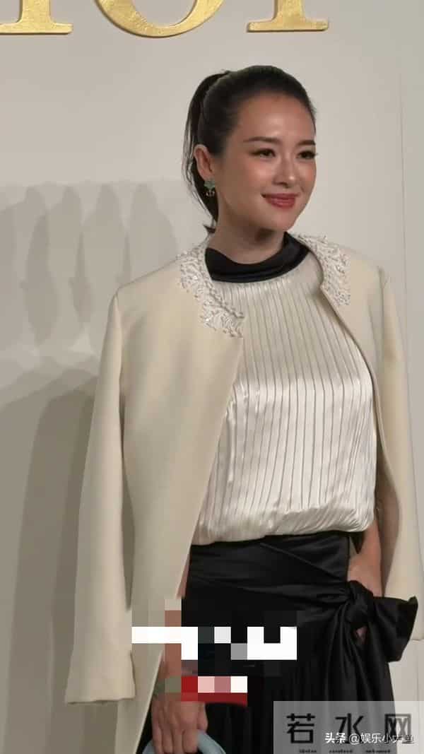 章子怡出席北京Dior之家开幕,穿米色长款外套,压轴出场大气漂亮