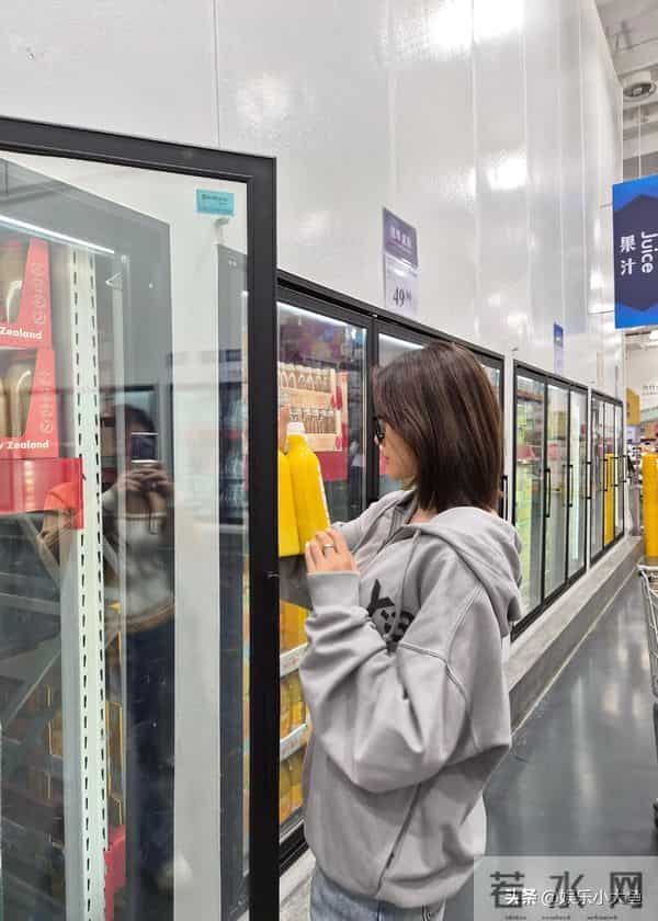 吴艳妮广西逛山姆,穿灰色卫衣牛仔裤好松弛,戴着黑框眼镜好可爱