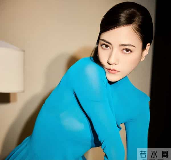 北京酒会“见光死”，高清镜头暴露真实颜值，吉娜“假胸”太尴尬