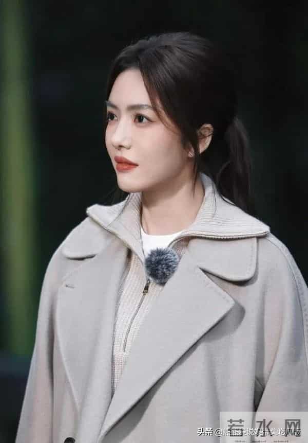 蔡文静换风格后气质大变!穿燕麦灰大衣+米色直筒裤,简约又高级