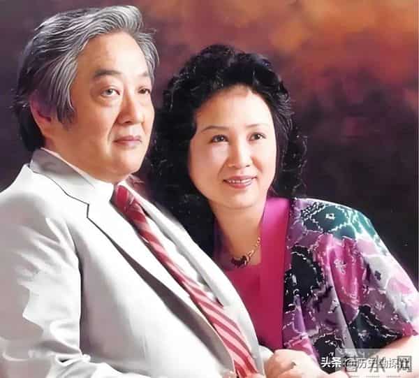 琼瑶和丈夫平鑫涛，在昆明石林旅游时，一张珍贵的合影，很浪漫