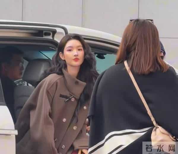 上海红毯太真实，谭卓脸肿，吉娜大小胸成谜，赵雅芝深V险走光