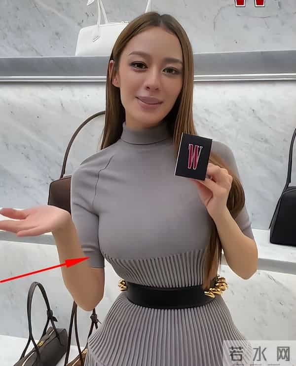 北京酒会“见光死”，高清镜头暴露真实颜值，吉娜“假胸”太尴尬