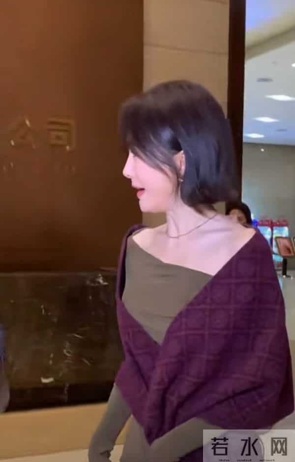 秦岚抵达广州出席活动，墨绿长裙搭酒红披巾，短发超有韵味