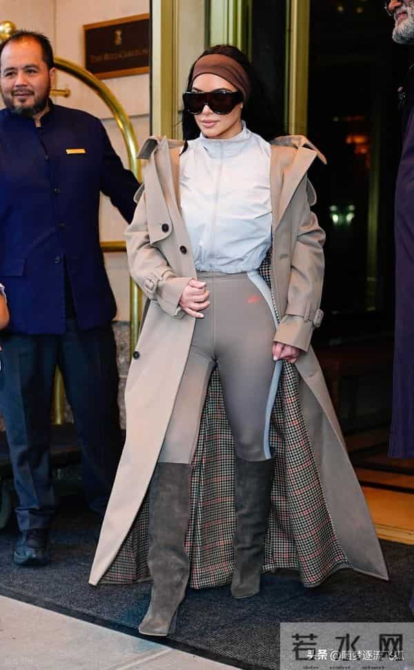 金-卡戴珊现身街头,身穿风衣搭配麂皮靴紧身裤时髦复古