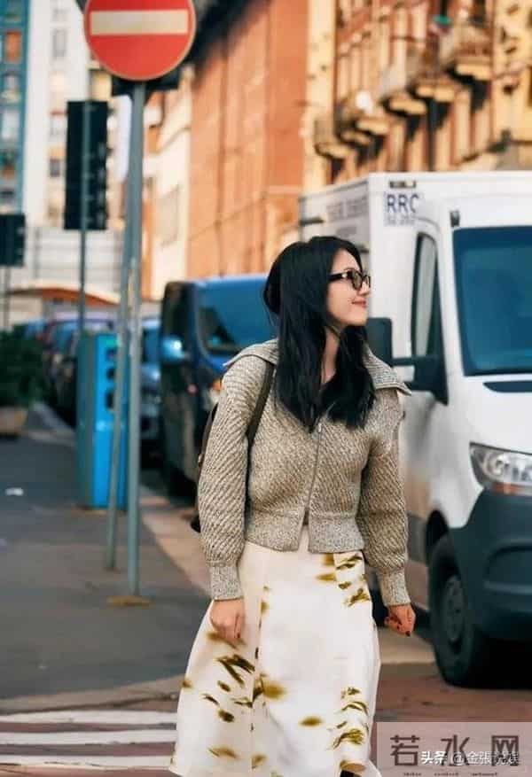 46岁高圆圆米兰街头放飞!没人认出素颜狂拍，生图状态看呆路人