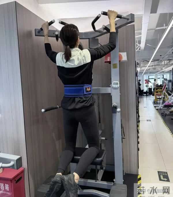 42岁沈佳妮晒健身照!腰臀比绝,难怪朱亚文对她是生理喜欢!
