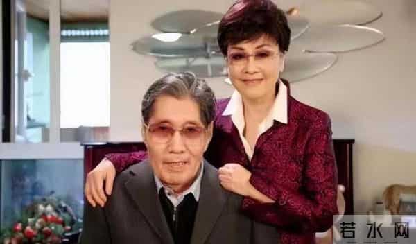 嫁大自己18岁的音乐家，丈夫葬礼却没有露面，如今儿子成她的骄傲