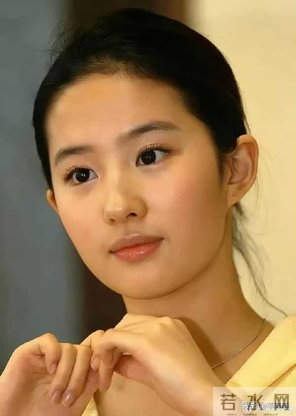 穿黄色连帽衫的刘亦菲太绝了！甜笑藏不住好心情，清爽又灵动