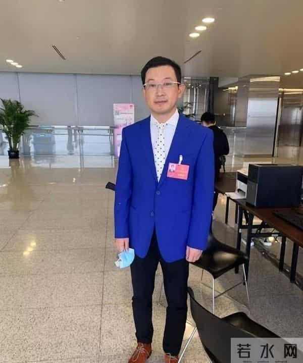 曾是上海知名主持人，辞职下海成百亿富豪，妻子还是大家熟悉的她