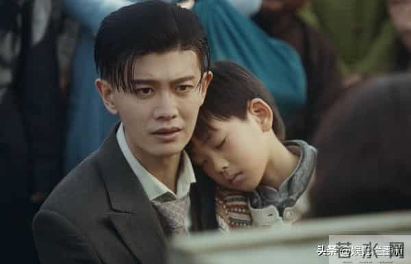 一脸苦相,眼神空洞,表情死板,没李纯的气质,谭凯也带不动她