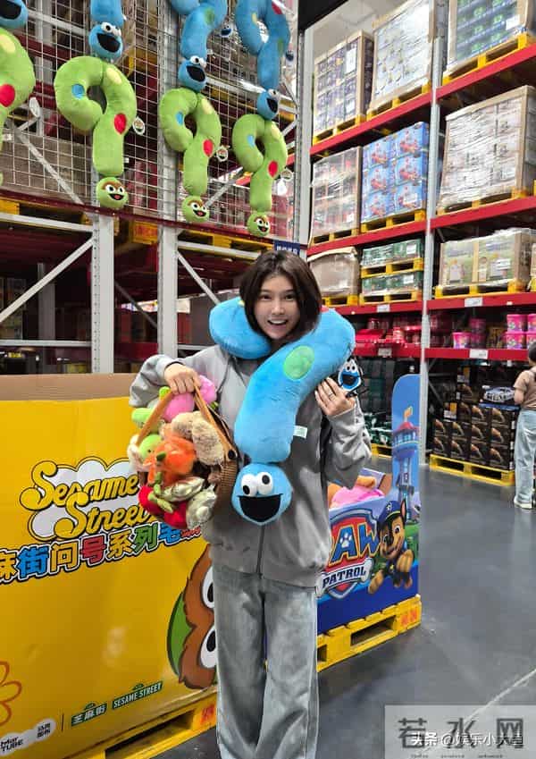 吴艳妮广西逛山姆,穿灰色卫衣牛仔裤好松弛,戴着黑框眼镜好可爱