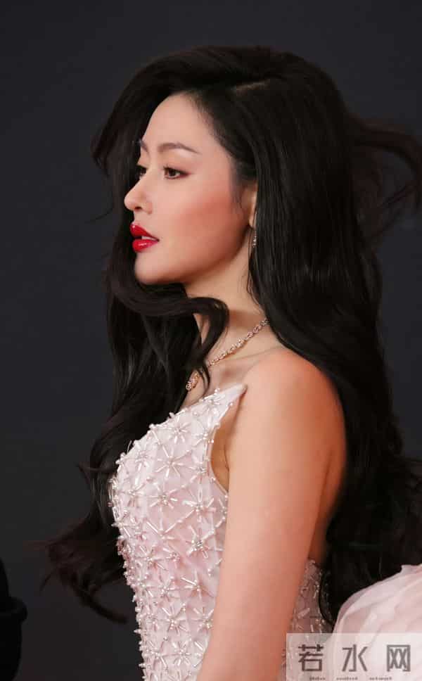 张天爱 星芒绣+深V柔纱裙,优雅美艳且清秀!