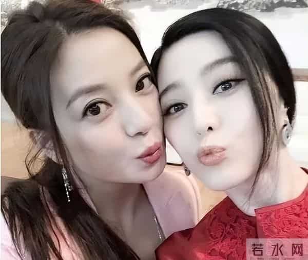 封杀4年后，赵薇带3个助理现身北京机场，脸小一圈引猜测：想复出