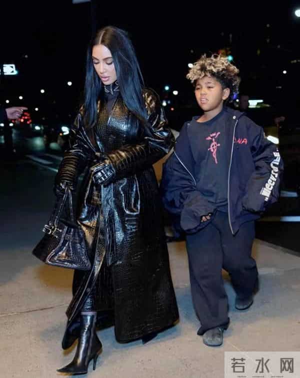 金·卡戴珊母子街头同框,黑色皮衣加持,辣妈气场藏不住