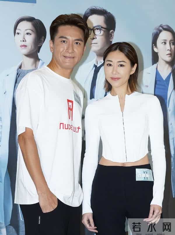 马国明父亲出殡！他手捧遗照神情哀伤，妻子汤洛雯陪伴左右