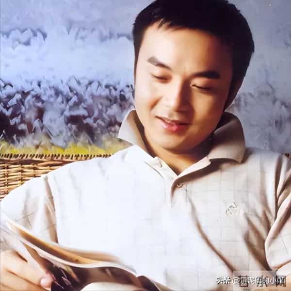 51岁汪涵现状-常年居住在长沙,穿人字拖嚼槟榔,大烟斗不离身