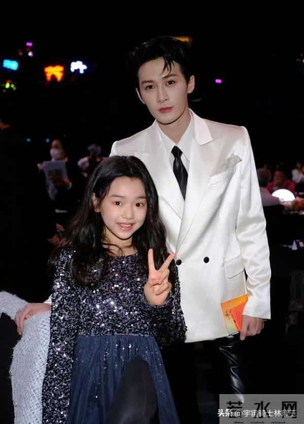 小酒窝晒了和杨幂白鹿檀健次刘宇宁黄景瑜王安宇合照引爆全网!