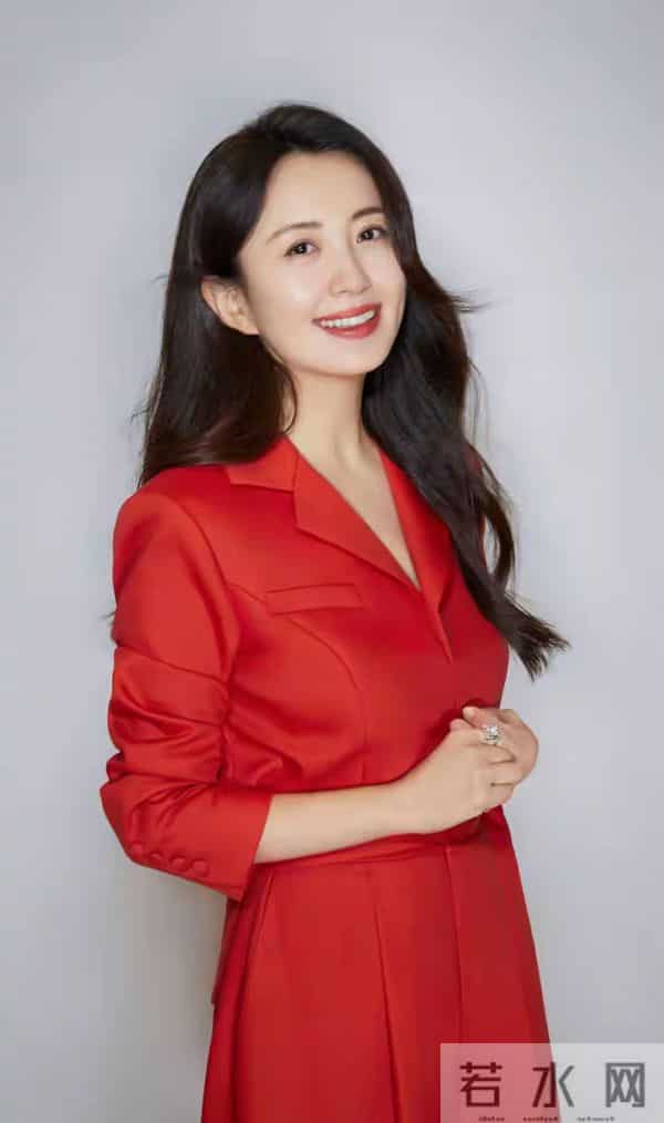 穿红色连衣裙的杨童舒