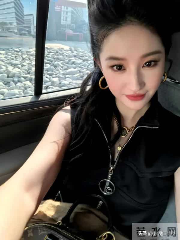 刘亦菲现身阿布扎F1赛车现场，穿一身名牌，妆容精致，颈纹很明显