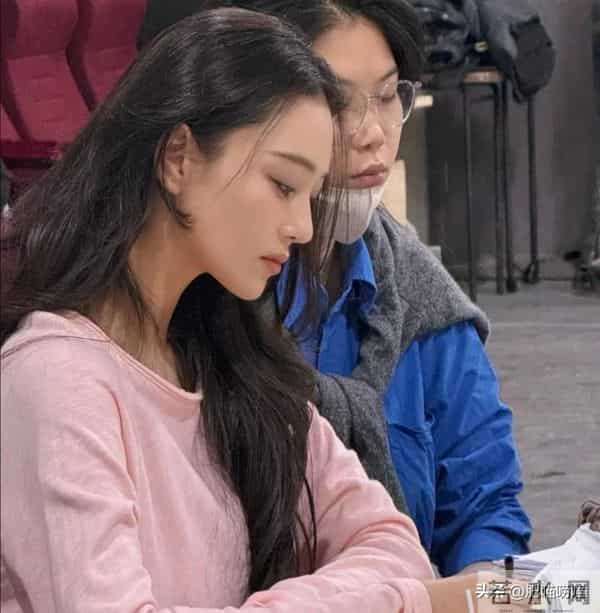 38岁张馨予晒近照,穿卫衣扎马尾似20岁,何捷真把她宠成了小女孩