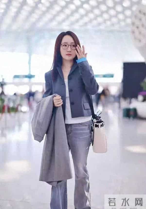 许久未露面的54岁杨钰莹独自现身深圳，蓝色穿搭清爽如少女