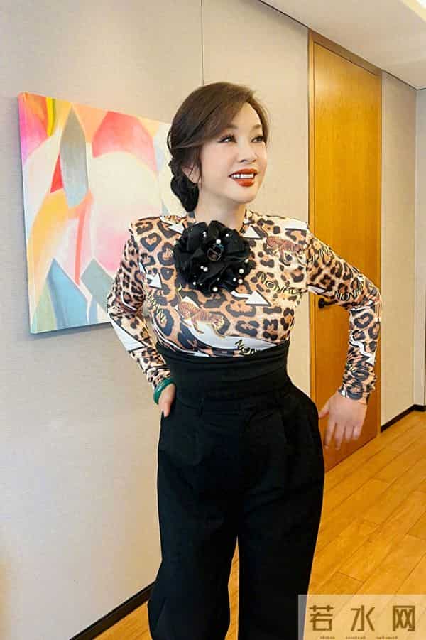 母亲去世时，刘晓庆却在外地走穴！她遭网友诟病