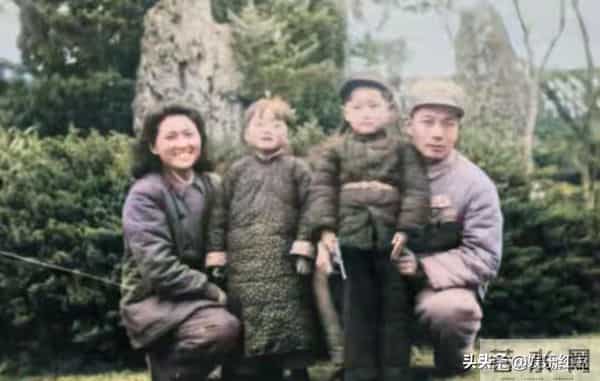 陈丕显妻子谢志成有多漂亮？37岁留影风度不凡，温婉与英气并存