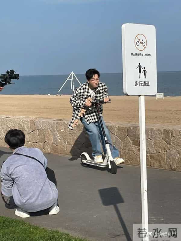 胡夏广西偶遇，被拍后斜眼表情冷漠，开9万敞篷车载女伴寒酸