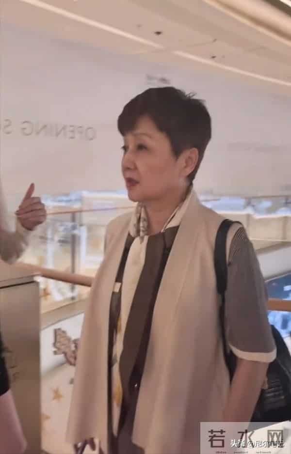 65岁梁安琪带奚梦瑶逛奢店,不敢上扶梯想走没成功,何猷君显尴尬
