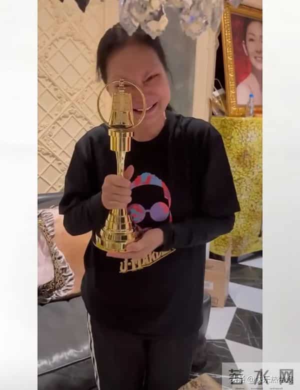 马筱梅挺孕肚为麻六记站台，脸部水肿孕味浓，黄春梅却在这天哭了