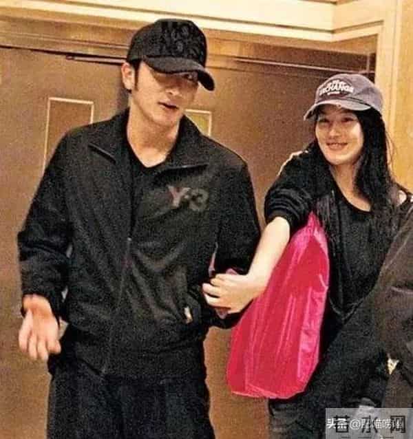 38岁张馨予晒近照,穿卫衣扎马尾似20岁,何捷真把她宠成了小女孩