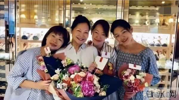 小S送金钟奖杯 S妈哭得面相都变了 家里乱糟糟 大S的遗像旁堆满杂物